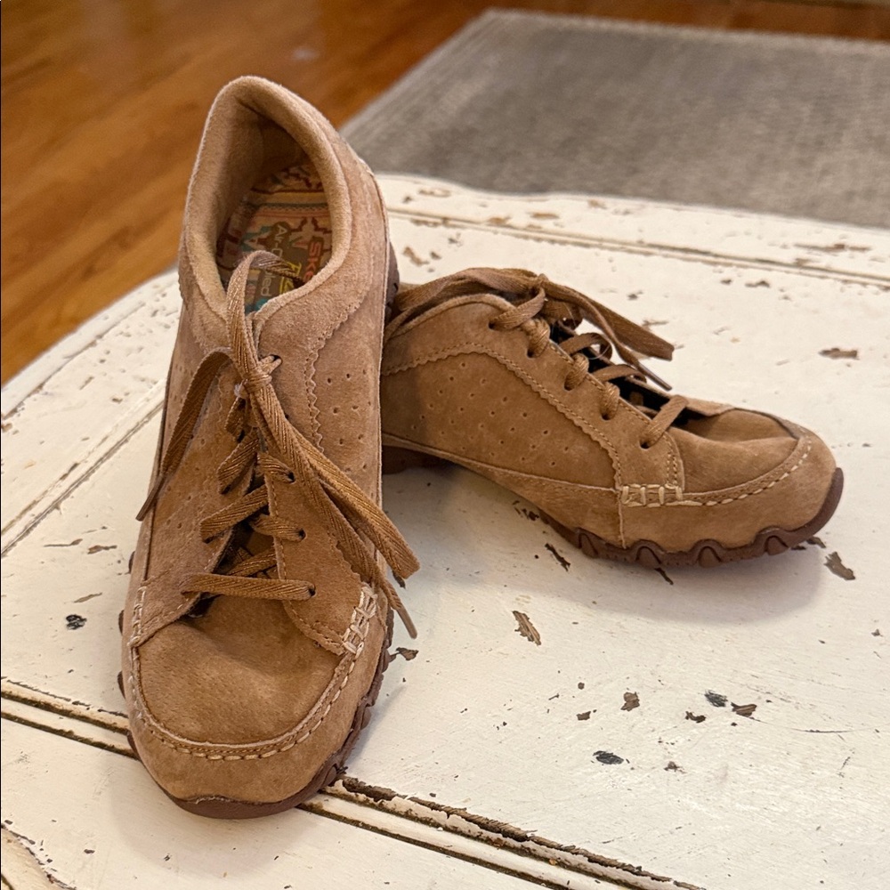 Skechers Shoes Womens 6.5 Relaxed Fit Biker Sneakers Beige Leather - Picture 2 of 8
